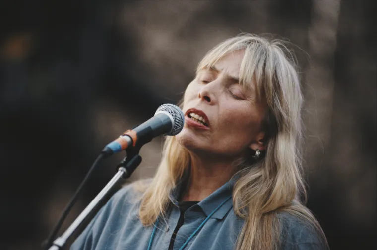 what does joni mitchell's daughter do?